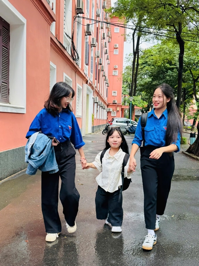 Nguyễn Thị Phương và các bạn sinh viên trở lại ký túc xá sau một ngày học và làm việc, hôm 15/9. Ảnh: Phạm Nga