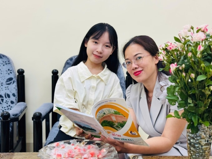 Cô Hương Giang và học trò chụp ảnh lưu niệm trong nhân những ngày đầu Phương học việc tại phòng Công tác chính trị và Quản lý sinh viên, hôm 15/9. Ảnh: Phạm Nga