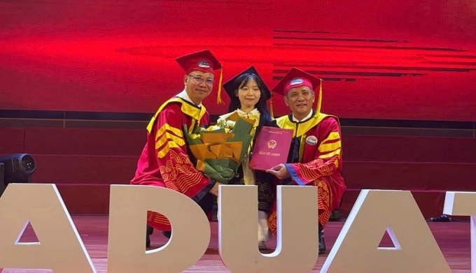 Nguyễn Thị Phương được thầy hiệu trưởng và Bí thư Đảng ủy trao bằng trong lễ tốt nghiệp, hôm 27/8. Ảnh: Đại học Thủy Lợi
