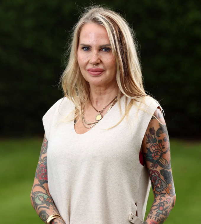 Lara Griffiths, hiện 50 tuổi, có cuộc sống ổn định bên cạnh gia đình và tiệm xăm hình của mình ở Anh. Ảnh: Glen Minikin