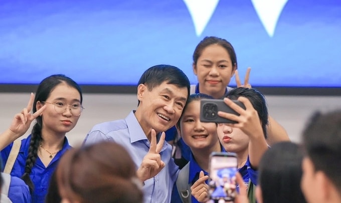 Ông Hạnh Nguyễn chụp lưu niệm với sinh viên. Ảnh: IPPG