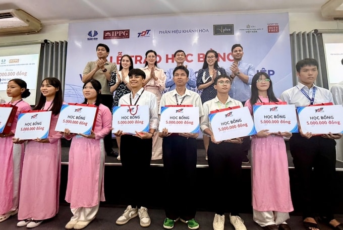 Gia đình ông Johnathan Hạnh Nguyễn trao học bổng cho sinh viên vượt khó. Ảnh: IPPG