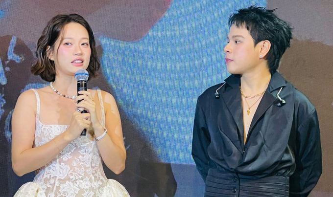 Vợ Jaykii  - Mai Anh (trái) trong buổi ra mắt sản phẩm của chồng. Ảnh: Hoàng Dung