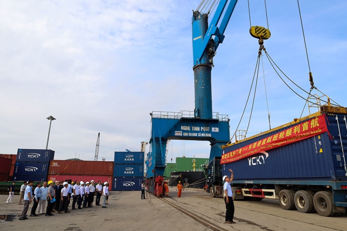 Tàu XIN YUAN 237 của Hãng tàu YCKY cập Cảng Cửa Lò, ngày 24/9. Ảnh: Nghetinhport