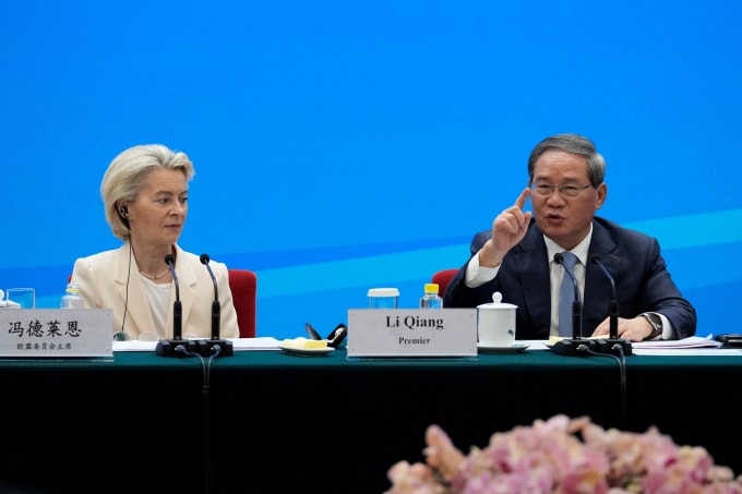Chủ tịch EC Ursula von der Leyen và Thủ tướng Trung Quốc Lý Cường tại Bắc Kinh tháng 7/2025. Ảnh: Reuters