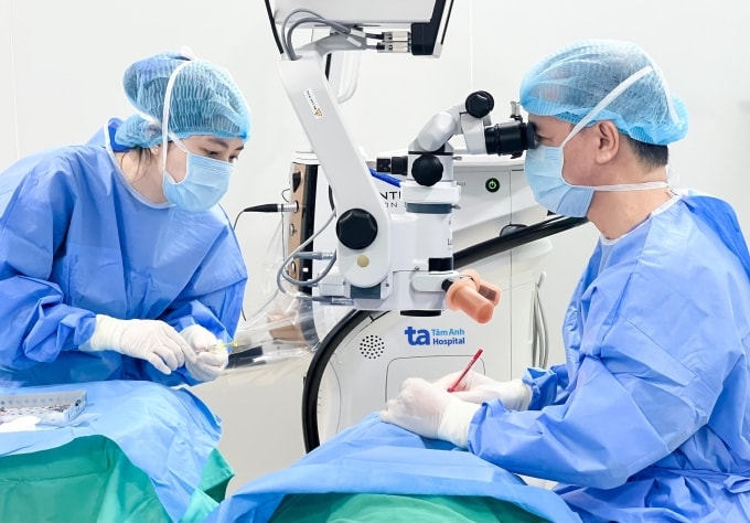 Bác sĩ phẫu thuật thay thủy tinh thể nhân tạo đa tiêu mắt phải cho bà Mai. Ảnh minh họa: Bệnh viện Đa khoa Tâm Anh