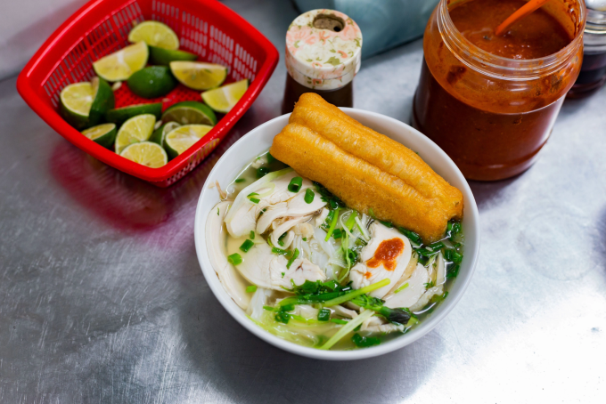 Phở gà, món ăn sáng quen thuộc của nhiều người. Ảnh: Tùng Đinh