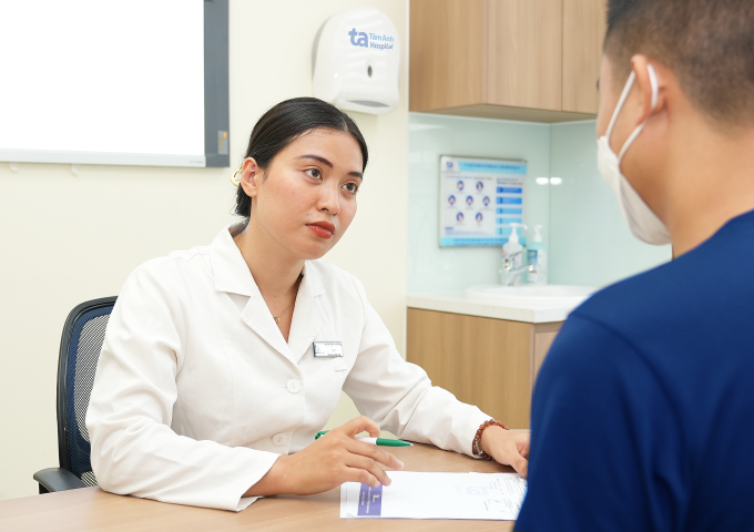 Bác sĩ Quỳnh giải thích tình trạng cho bệnh nhân. Ảnh: Bệnh viện Đa khoa Tâm Anh