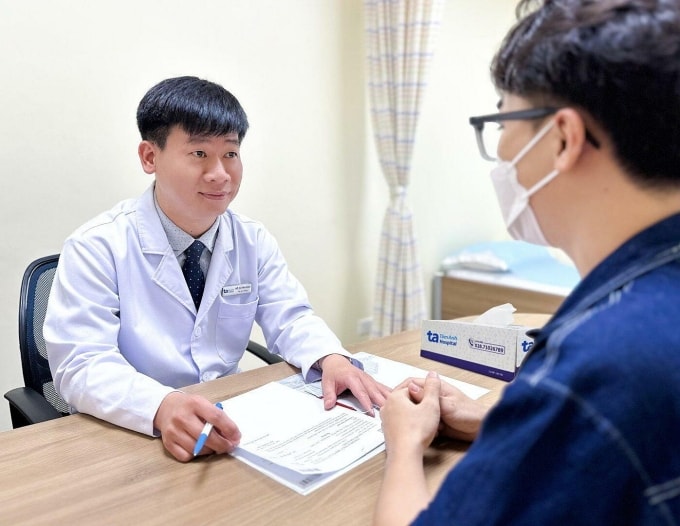 Bác sĩ Uẫn đang khám cho người bệnh. Ảnh: Bệnh viện Đa khoa Tâm Anh