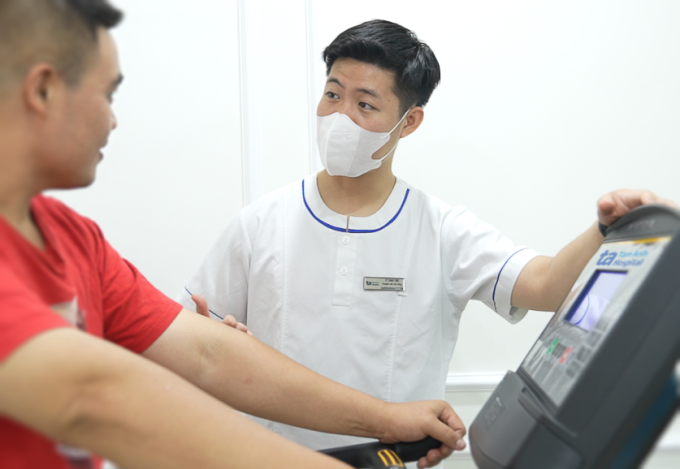 Chuyên viên y học vận động hướng dẫn người thừa cân tập luyện theo liệu trình. Ảnh: Bệnh viện Đa khoa Tâm Anh