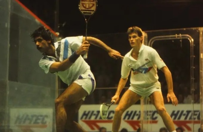 Jahangir Khan (trái) trở thành nhà vô địch thế giới trẻ nhất, 17 tuổi, vào năm 1981. Ảnh: Rex