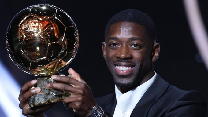 Dembele nhận Quả Bóng Vàng 2025 tại Gala ở Paris tối 22/9. Ảnh: AFP