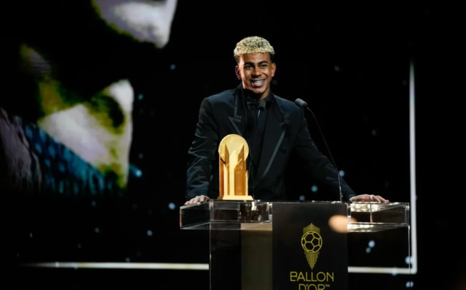 Lamine Yamal trên bục phát biểu khi nhận Kopa Trophy trong lễ trao giải Quả bóng Vàng 2025 của France Football tại Nhà hát Chatelet ở Paris, Pháp ngày 22/9/2025. Ảnh: FC Barcelona