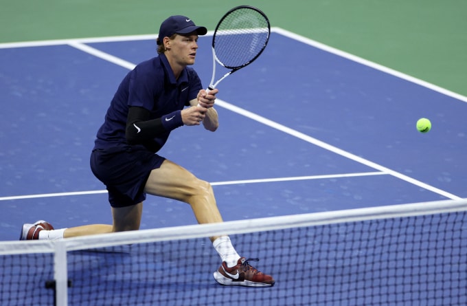 Sinner đánh bóng trong trận bán kết Mỹ Mở rộng với tay vợt Canada Felix Auger-Aliassime ngày 5/9/2025. Ảnh: Reuters