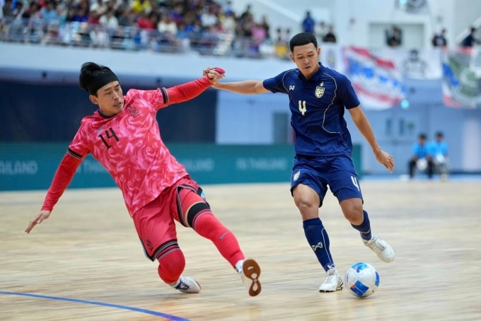 Thái Lan (áo xanh) bị Hàn Quốc cầm hòa 2-2 ở lượt cuối bảng B vòng loại futsal châu Á 2026, tại nhà thi đấu Nonthaburi, Thái Lan ngày 24/9/2025. Ảnh: FAT