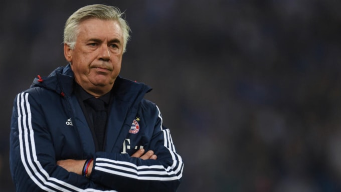 Ancelotti thất vọng trong trận Bayern thua PSG 0-3 ở vòng bảng Champions League vào tháng 9/2017. Ảnh: AFP