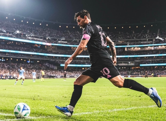 Messi đá phạt góc trong trận Inter Miami gặp New York City trên sân Citi Field, quận Queens, thành phố New York, Mỹ tối 24/9/2025. Ảnh: IMCF