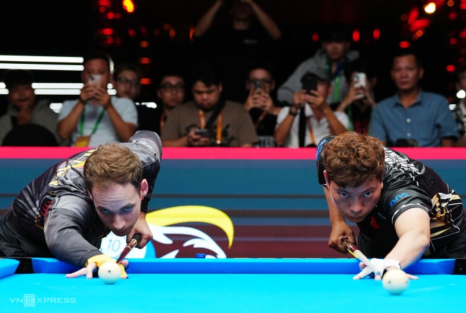 Cơ thủ Dương Quốc Hoàng (phải) trong trận đấu với Joshua Filler  ở vòng 32 Predator WPA Men’s 10-Ball World Championship 2025, tối 25/9. Ảnh: Đức Đồng
