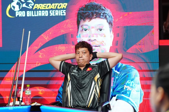 Cơ thủ Dương Quốc Hoàng đã có lúc buông cơ chấp nhận thất bại trước Joshua Filler  ở vòng 32 Predator WPA Men’s 10-Ball World Championship 2025, tối 25/9. Ảnh: Đức Đồng