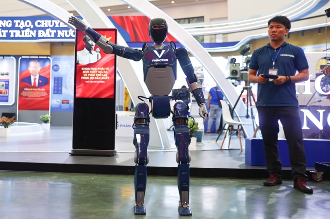 Robot hình người VinMotion. Ảnh:
