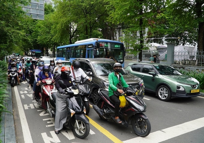 Nhiều xe đậu trên làn đường kẻ vạch mắt võng khiến xe phía sau không thể rẽ phải trên đường Pasteur, ngày 24/9. Ảnh: Giang Anh