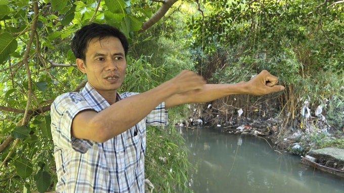 Anh Huy kể lại giây phút cứu nam tài xế bị nước lũ cuốn trong đêm. Ảnh: Phước Tuấn