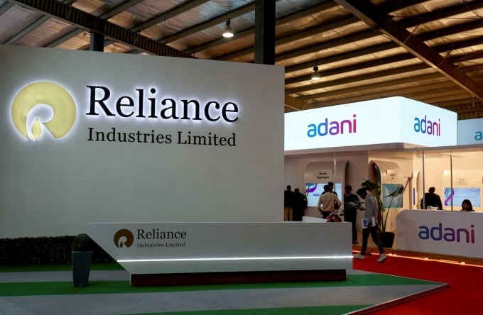 Bảng quảng cáo của Reliance Industries tại một hội chợ thương mại ở Gandhinagar, Ấn Độ, năm 2024. Ảnh: AP