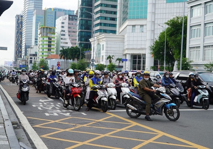 Nhiều người dừng chờ đèn đỏ nhường đường cho xe rẽ phải ở giao lộ Tôn Đức Thắng - Lê Duẩn, ngày 24/9. Ảnh: Giang Anh
