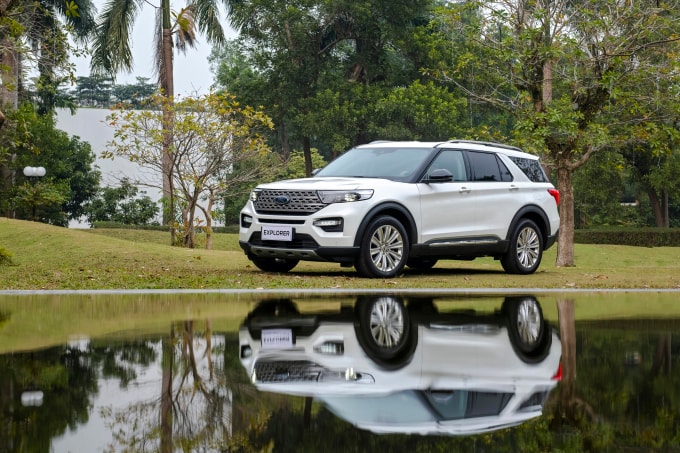 Explorer nhập Mỹ lăn bánh ở Hà Nội. Ảnh: FVN