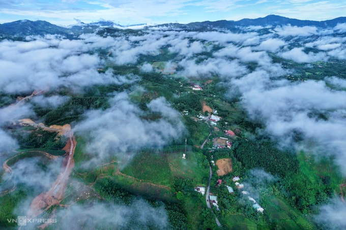 Những bản làng quanh năm mây phủ kết nghĩa với các xã, phường miền xuôi để cùng nhau phát triển kinh tế - xã hội, cải thiện đời sống người dân. Ảnh: Nguyễn Đông