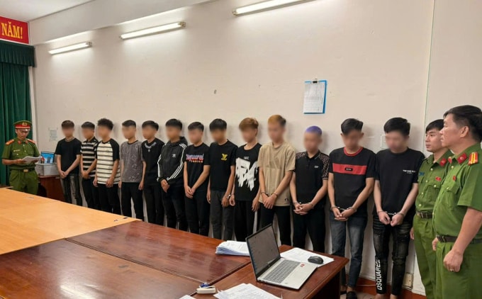 Nhiều thanh thiếu niên cho biết xem thông tin phát trực tiếp trên mạng xã hội đã nhập nhóm gây náo loạn đường phố. Ảnh: Công an cung cấp