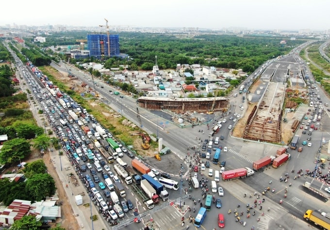 Nút giao An Phú ở cửa ngõ phía Đông TP HCM - nơi kết nối các tuyến Mai Chí Thọ, cao tốc Long Thành - Dầu Giây, đường Lương Định Của, Nguyễn Thị Định, Đồng Văn Cống, nhiều năm chưa xong Ảnh: Giang Anh
