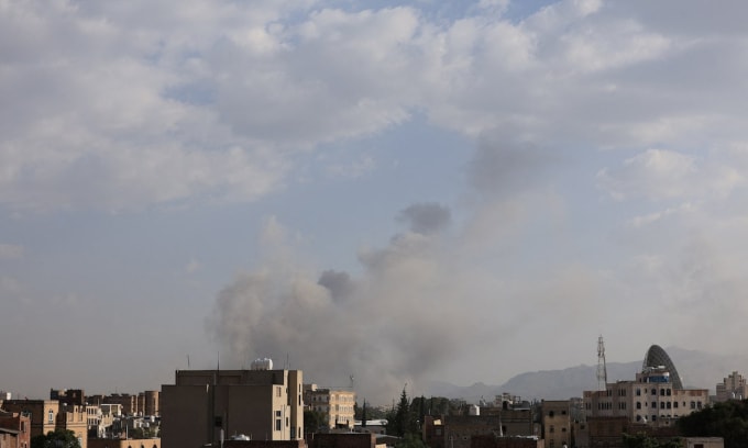 Khói bốc lên tại thủ đô Sanaa, Yemen sau trận không kích ngày 25/9. Ảnh: Reuters