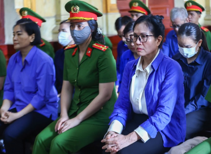 Bà Hằng cùng các bị cáo tại tòa. Ảnh: Quỳnh Trần