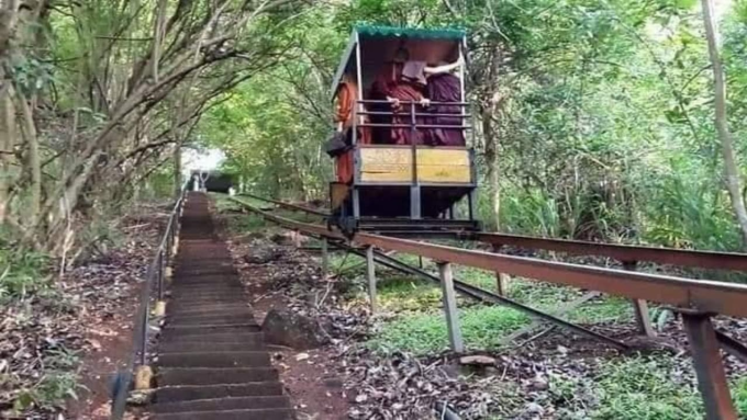 Một chiếc xe goòng chở các nhà sư ở Sri Lanka. Ảnh: X/MDWLiveSriLanka