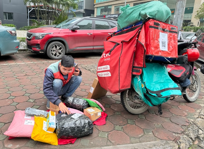 Giao hàng tiết kiệm, chuyển hàng, chuyển phát nhanh tại phố Duy Tân. Ảnh: Ngọc Thành
