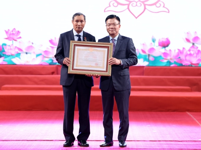 Phó thủ tướng Lê Thành Long trao danh hiệu Anh hùng Lao động cho ông Mai Đức Chung. Ảnh: Đức Tuân