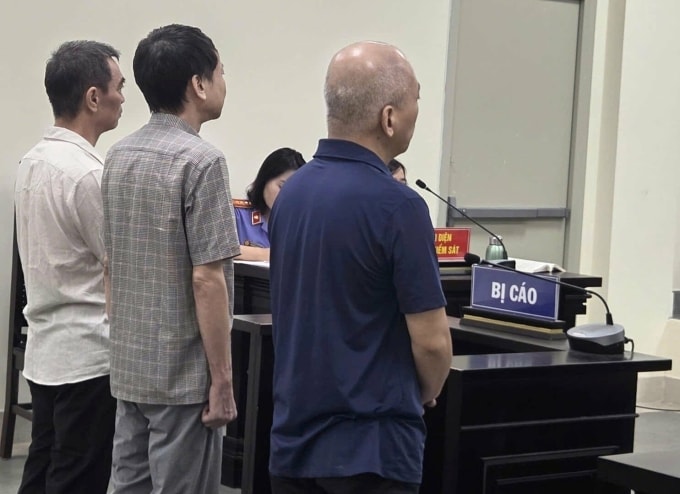 Bị cáo Tú (giữa) và hai đồng phạm tại tòa. Ảnh: Danh Lam