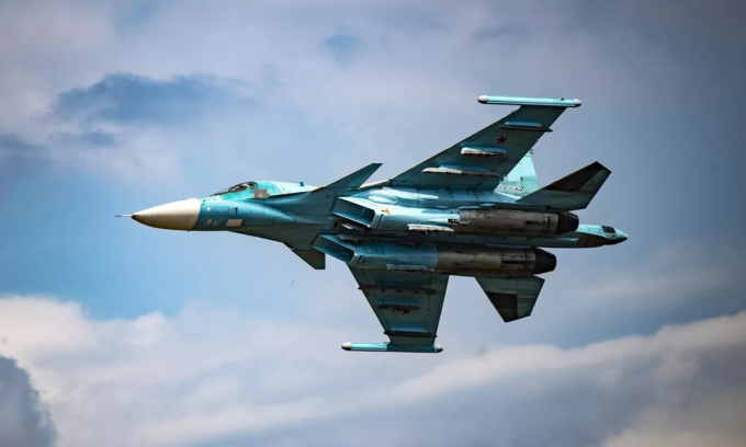 Tiêm kích bom Su-34 Nga bay qua một sân bay tại Ukraine hồi năm 2022. Ảnh: RIA Novosti