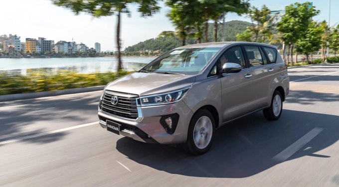 Mẫu Innova số tự động lăn bánh tại Việt Nam. Ảnh: TMV