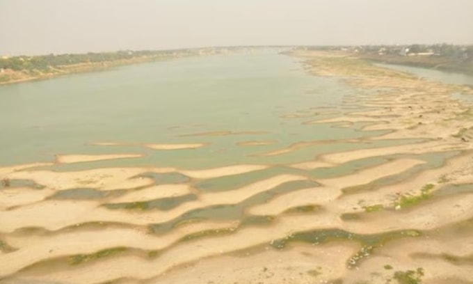 Một khu vực khô cạn ở khúc giữa sông Hằng gần vùng Samane Ghat. Ảnh: Rajesh Kumar