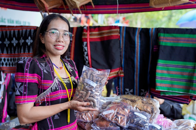 Chị Đinh Thị Thìn giới thiệu các mặt hàng nông sản, thổ cẩm của đồng bào mình tại Ngày hội văn hóa Cơ Tu, tháng 9/2025. Ảnh: Nguyễn Đông