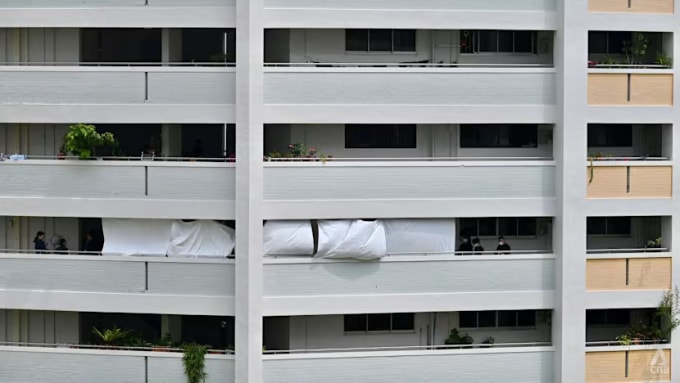 Cảnh sát phong tỏa hiện trường ở tầng 6 khu nhà 323 Yishun Central, Singapore, ngày 24/9. Ảnh: CNA