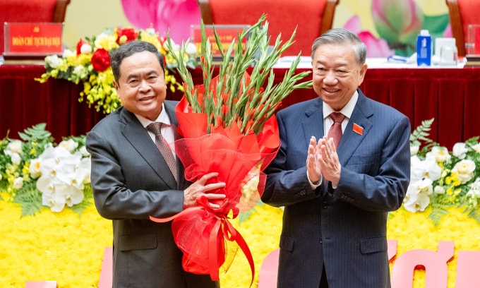 Tổng Bí thư Tô Lâm tặng hoa chúc mừng Đại hội Đảng bộ Quốc hội. Ảnh: Phạm Thắng