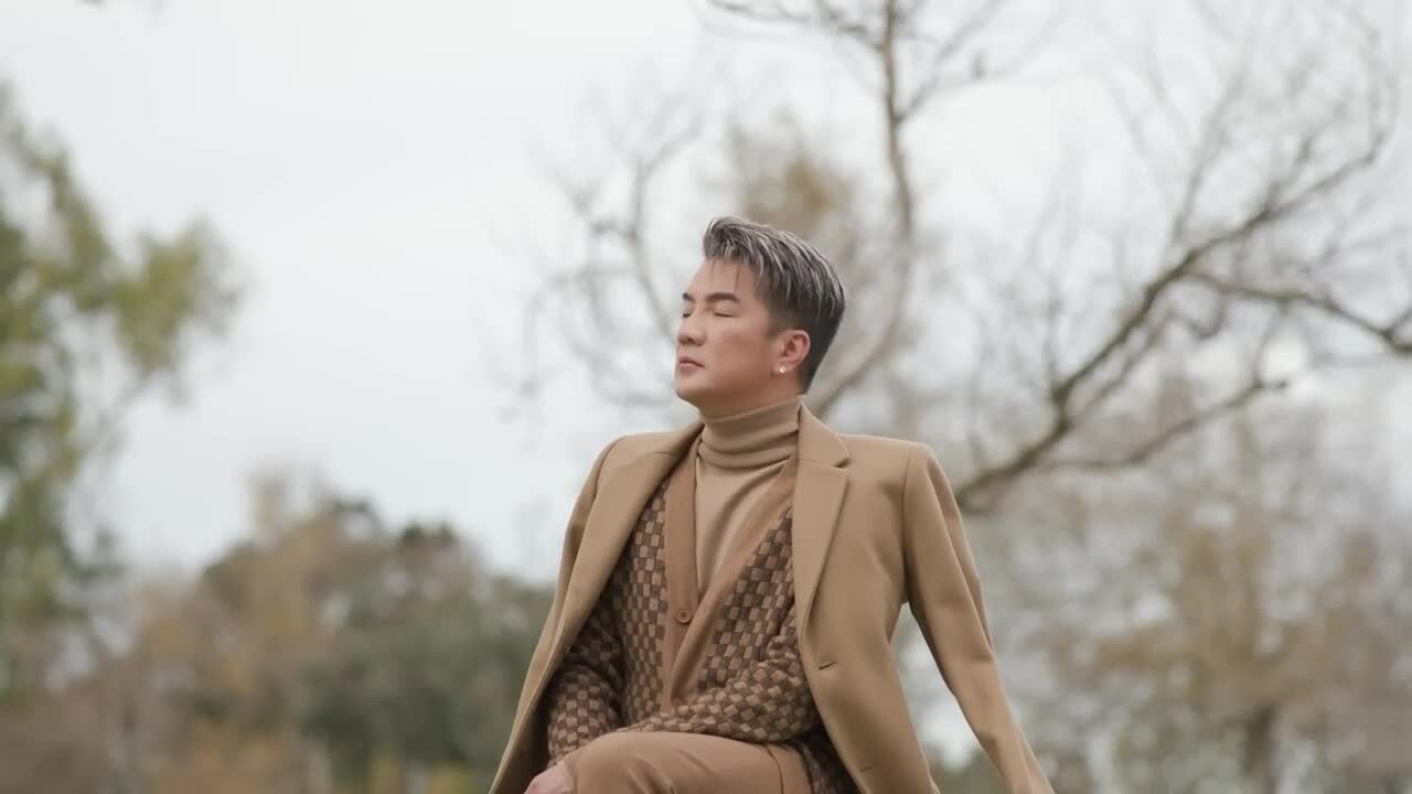 Đàm Vĩnh Hưng hát 