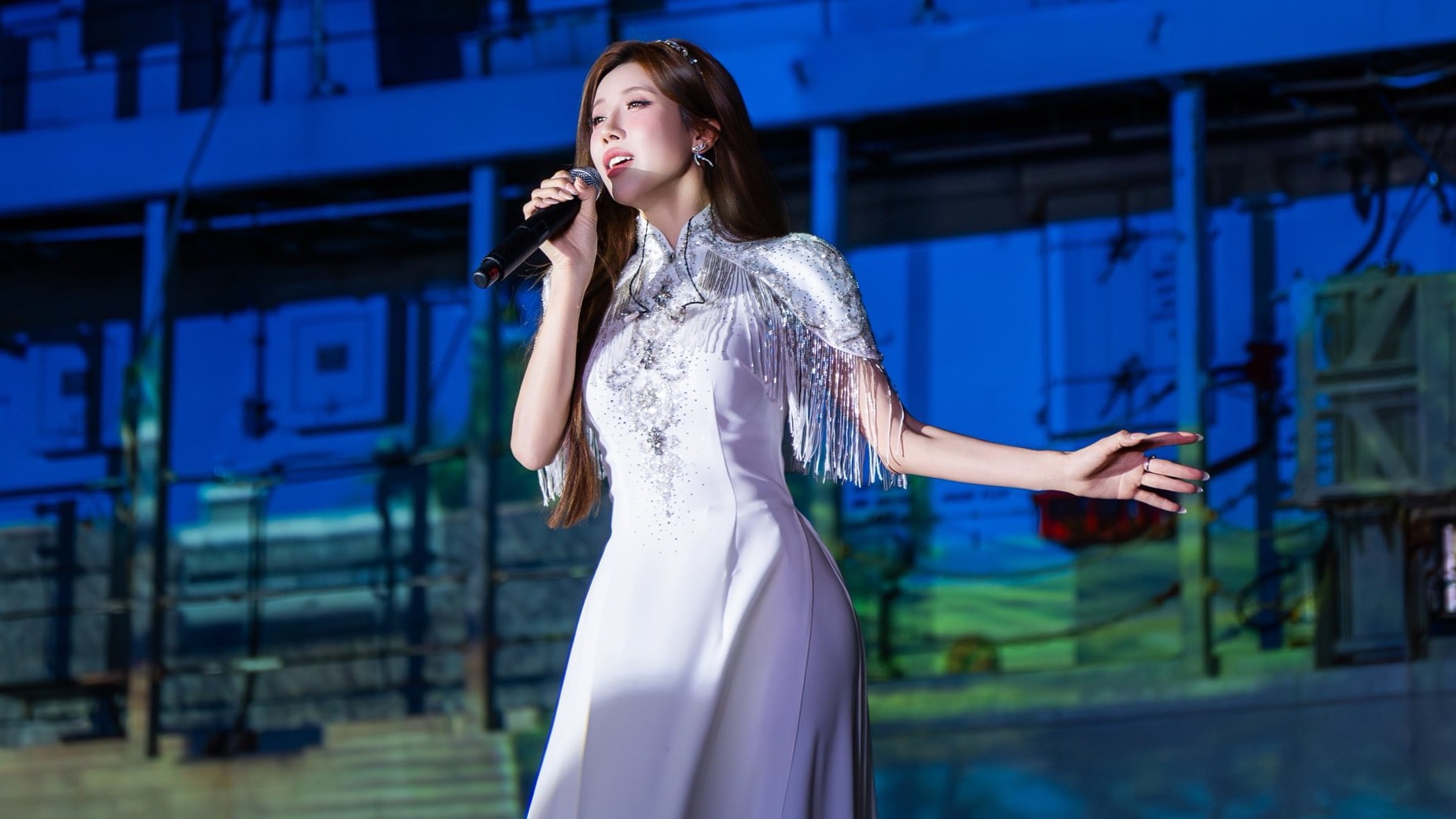 Trang Pháp hát 'Set Fire to the Rain' khi đón tiếp tàu hải quân Hoàng gia Anh