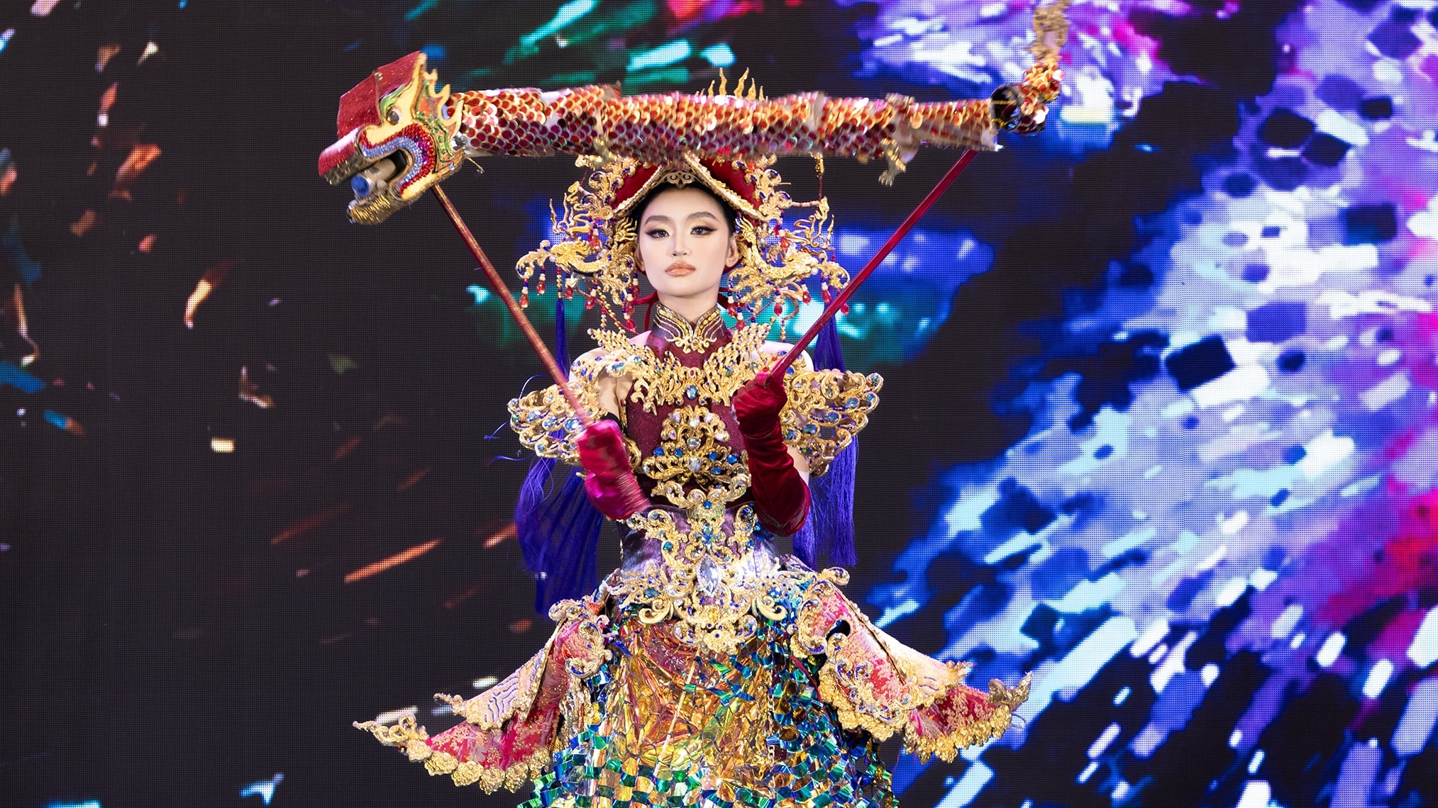Yến Nhi diễn trang phục dân tộc lấy cảm hứng từ múa rối nước