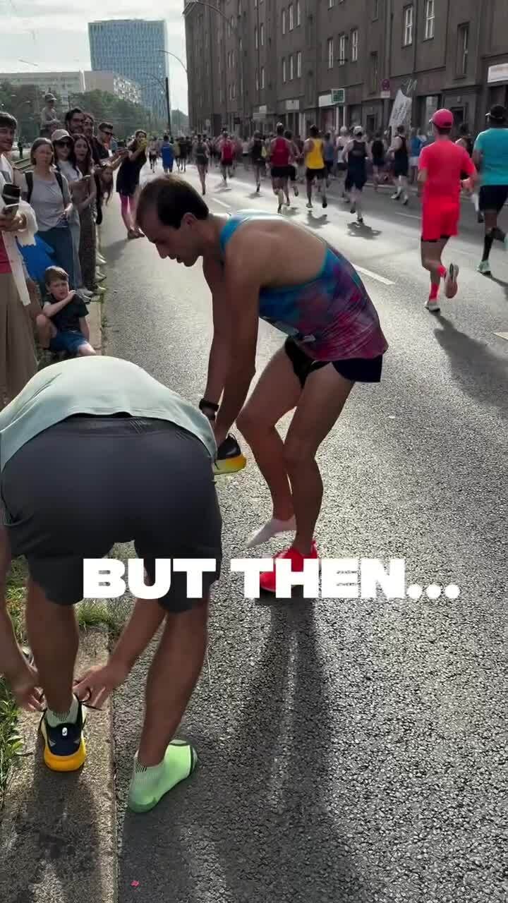 Khán giả Đức 'hiến giày' giúp runner thi đấu Berlin Marathon