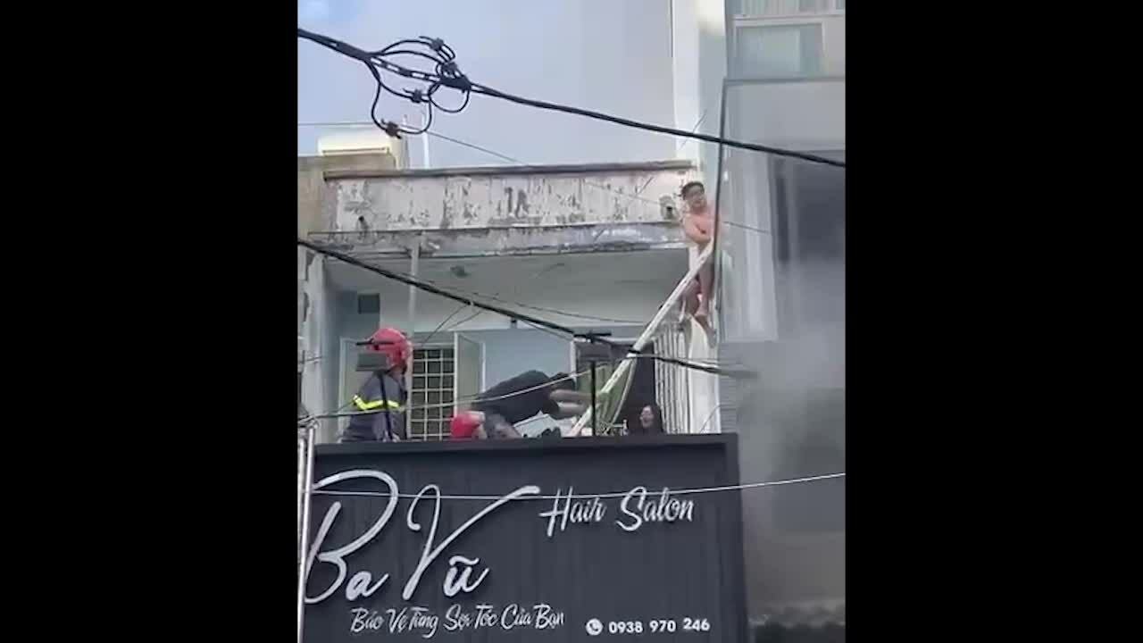 Giải cứu 6 người trong nhà cháy ở TP HCM