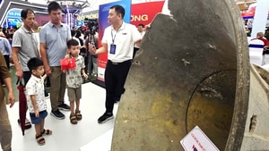 Thủ tướng ấn tượng chiếc loa 'Chứng nhân lịch sử' tại gian trưng bày của VOV
